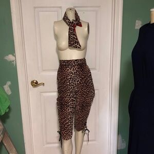 Vintage High Waisted Women’s Leopard Print Clamdiggers with Head Kerchief